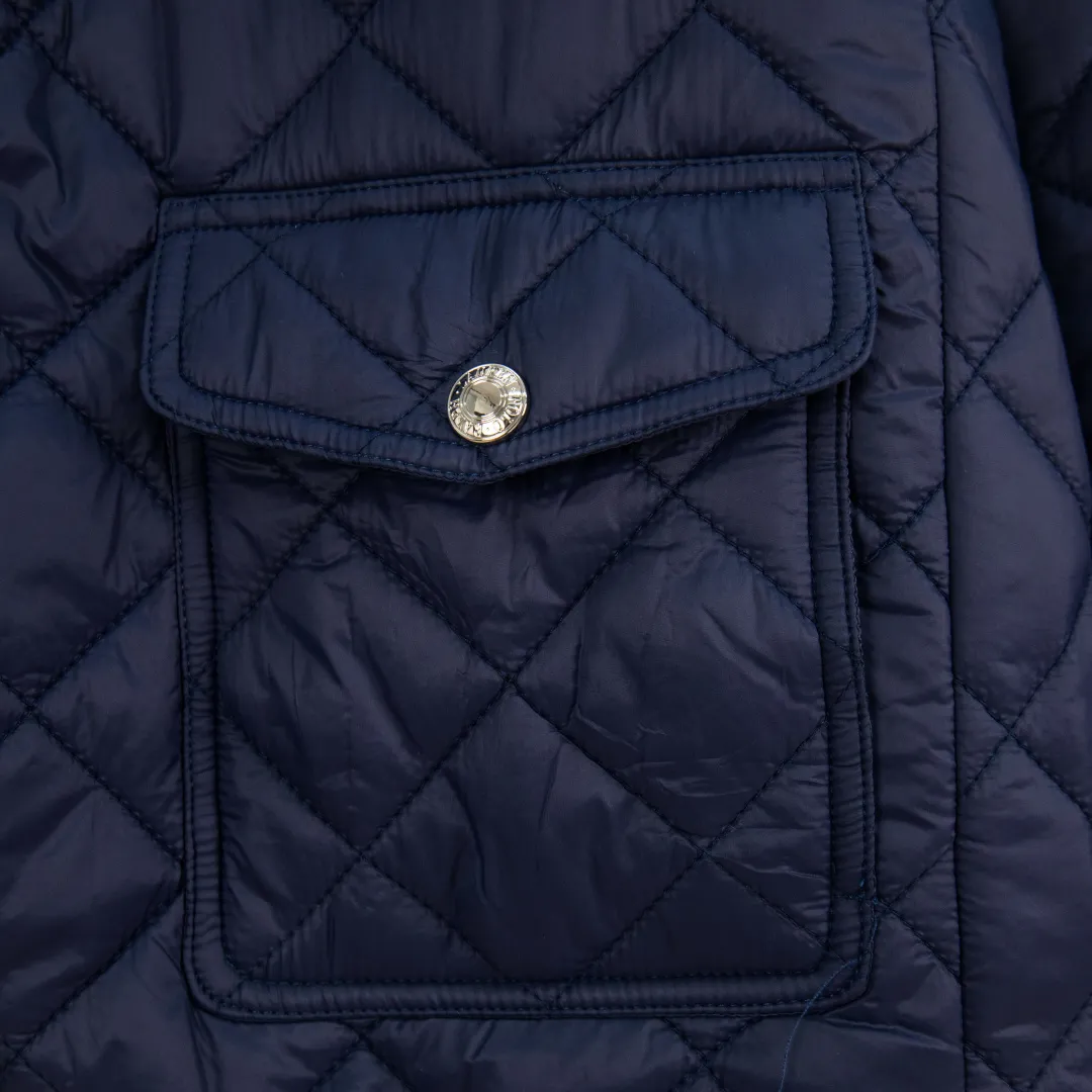 P390 zp version [Exclusive supply] Ralph Lauren/Ralph Lauren 2025aw autumn and winter popular items diamond-shaped quilted embroidered corduroy strips imitation feather jacket jacket Correct three-pocket version Slight waist design Free matching neckline ✅ Facial filling imitation feather cotton Three-in-one diamond-shaped quilted embroidery Soft and comfortable ✅ Customized double-circle brand hardware buckle back waist freely adjustable elastic design ✅ RL three-color diamond plaid cotton jacket 100% restoration Corduroy strips running through the whole body, no knots and overlaps, artificial curling, fine workmanship, highly recommended, a rare cotton jacket that does not look bloated, can be worn as an inner layer in the north, can be worn with multiple necklines, elastic waistline on the back, freely adjustable waist, matte memory technology on the face, giving a cotton feel, not to be missed, highly recommended, color: black, white, gray green, khaki, navy, size: S M L XL, number: WW10951